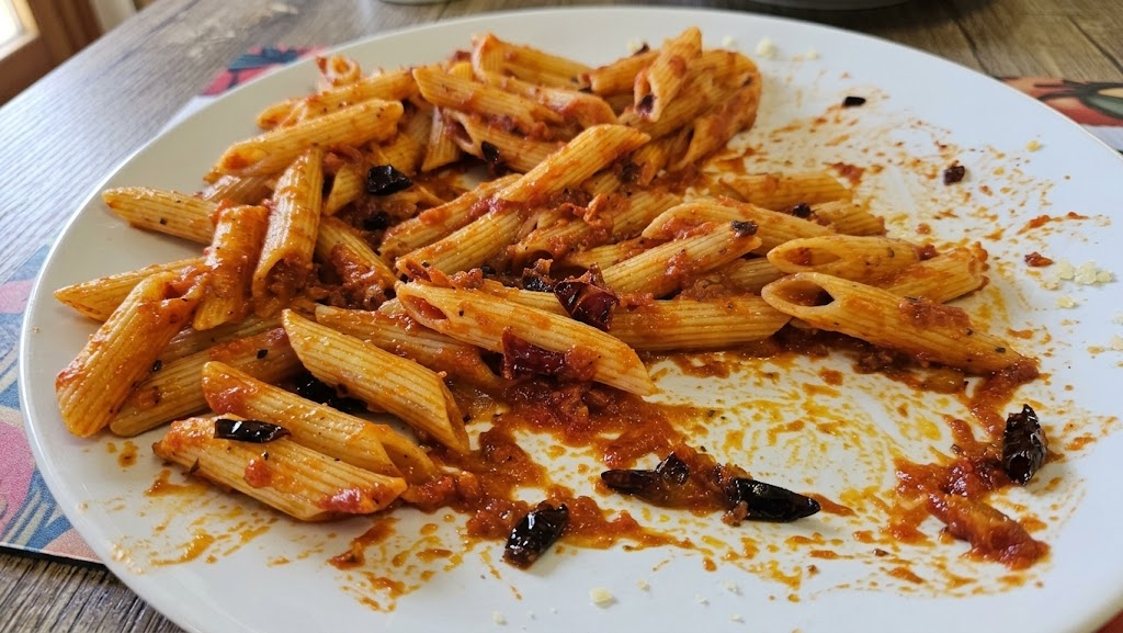 Teller Penne mit Tomatensauce und getrockneten Chilischoten