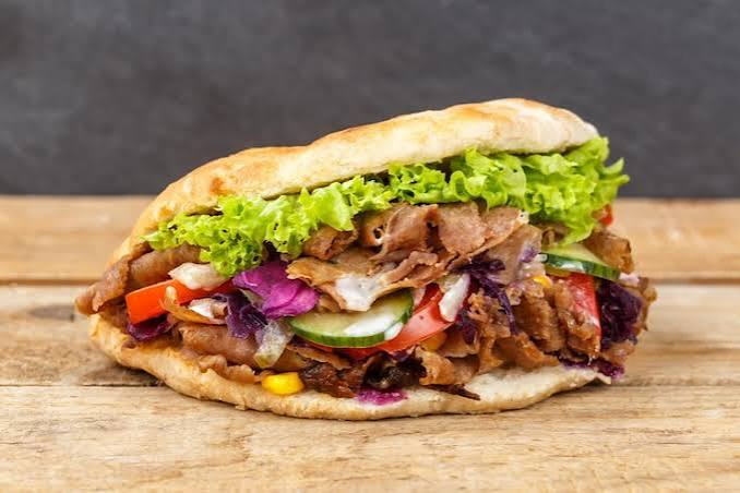 Kebab mit frischem Salat im hausgemachten Taschenbrot